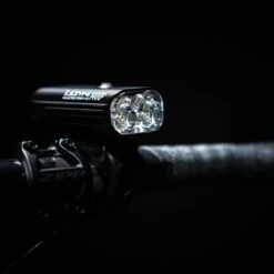 Lezyne Éclairage De Vélo Avant 1400 Lumens 300 Heures D'autonomie - Macro Drive Noir -Vélo Équipement Magasin eclairage de velo avant 1400 lumens 300 heures dautonomie macro drive noir 3